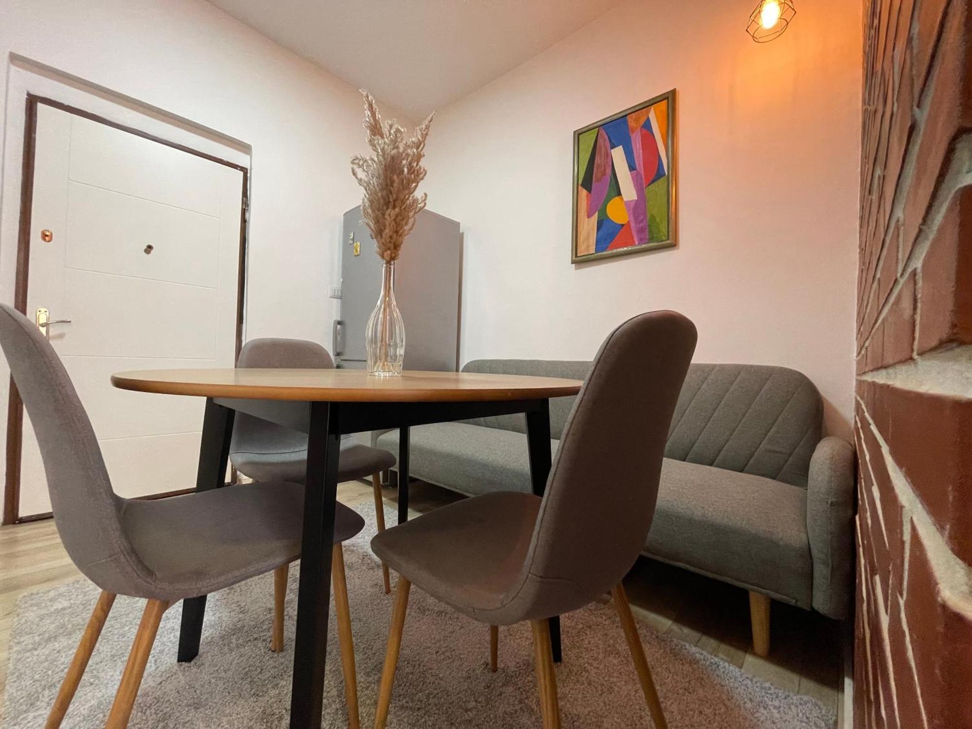 Myslym Shyri'S Apartments Tiranë Bilik gambar