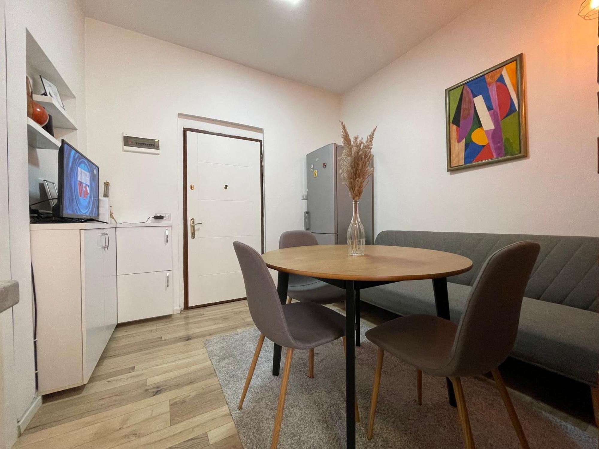 Myslym Shyri'S Apartments Tiranë Bilik gambar